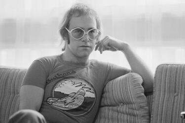 Nacido como Reginald Kenneth Dwight, Cambió legalmente su nombre a Elton Hercules John el 7 de enero de 1972.
John aprendió a tocar el piano a una edad muy temprana. Formó su primera banda, en 1962. Durante los siguientes dos años escribió canciones para otros artistas y al mismo tiempo, trabajó para las bandas The Hollies y The Scaffold.
En 1969 debutó con el álbum Empty Sky y logró el éxito en 1970 con Elton John, cuya canción «Your Song» alcanzó los primeros lugares en las listas de éxito de Estados Unidos y Reino Unido. 
