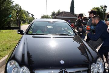 Amalia y Celia García Obregón saliendo de su domicilio muy felices tras la llegada de su hermana Ana y la pequeña Ana Sandra.