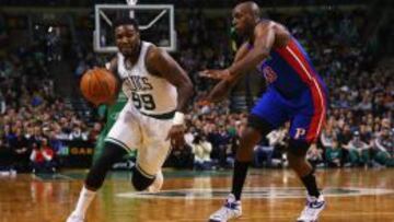 Jae Crowder (99) de los Celtics ante Anthony Tolliver (43).