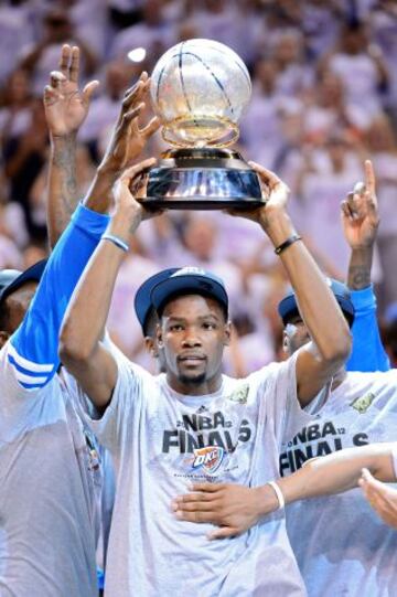 Durant alza el trofeo que acredita a los Thunder como campeones de la Conferencia Oeste en 2012.