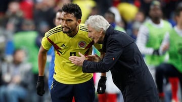 Abel Aguilar y José Pékerman durante el partido amistoso entre Francia y Colombia