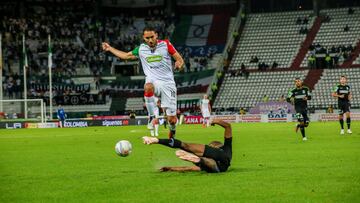 Juan Pablo Nieto de Once Caldas disputa el balón con Alexis Henríquez