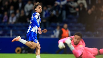 Porto (Portugal), 27/11/2025.- FC Porto's Gabri Veiga (L) celebrates after scoring a goal against Nice during their UEFA Europa League match, Dragao stadium, Porto, Portugal, 27 November 2025. (Niza) EFE/EPA/JOSE COELHO