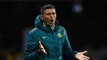 America's Argentine coach Fernando Ortiz reacts during the Mexican Apertura football tournament match against Juarez at the Azteca stadium in Mexico City, on August 7, 2022. (Photo by Pedro PARDO / AFP)