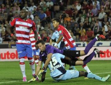 GRA434. GRANADA, 17/10/2014.- El portero Toño cae sobre Abdoulaye.