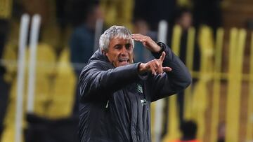 Istanbul (Turkey), 03/12/2022.- Villarreal's head coach Quique Setien reacts during the friendly soccer match between Fenerbahce SK and Villarreal CF in Istanbul, Turkey, 03 December 2022. (Futbol, Amistoso, Turquía, Estanbul) EFE/EPA/ERDEM SAHIN
