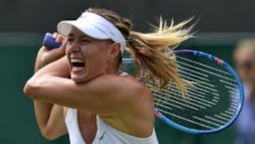 La rusa Maria Sharapova devuelve una bola a la holandesa Richel Hogenkamp.