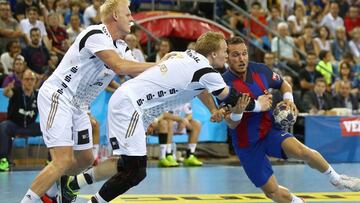 Víctor Tomas circula para superar a la defensa del Kiel.