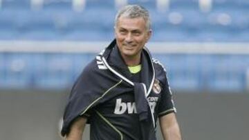 <b>RAPADO Y FELIZ. </b>Mourinho, durante el entrenamiento de ayer en el Santiago Bernabéu.