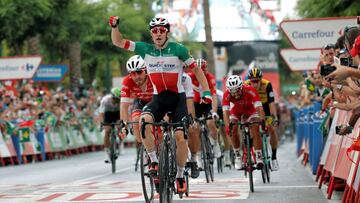 El italiano Elia Viviani (Quick Step) ha ganado al esprint de la tercera etapa de la Vuelta que se ha disputado entre Mijas y Alhaur&iacute;n de la Torre (M&aacute;laga), con un recorrido de 178,2 kil&oacute;metros. EFE/ Manuel Bruque