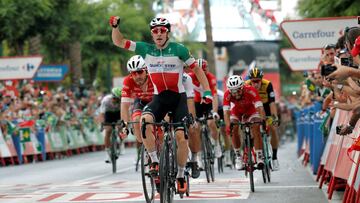 El italiano Elia Viviani (Quick Step) ha ganado al esprint de la tercera etapa de la Vuelta que se ha disputado entre Mijas y Alhaurín de la Torre (Málaga), con un recorrido de 178,2 kilómetros. EFE/ Manuel Bruque
