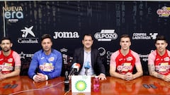 Imagen de los jugadores y la directiva de ElPozo Murcia durante una rueda de prensa.