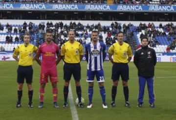 El árbitro Alfonso J. Álvarez Izquierdo acompañado por sus asistentes Juan Carlos Barranco Trejo e Ignacio Rubio Palomino, el cuarto árbitro Alejandro Fernández Pérez y los capitanes David García y Alberto Lopo.
