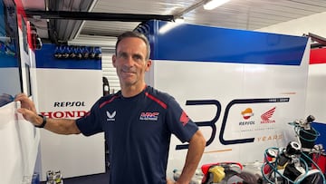 Alberto Puig en el box del Repsol Honda.