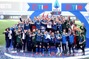 Tras nueve temporadas consecutivas en las que la Juventus se hab¨ªa proclamado campeona de la Serie A, el Inter de Antonio Conte termin¨® con la tiran¨ªa en el calcio de la vecchia signora y el 2 de mayo, despu¨¦s de ganar a domicilio al Crotone, se hizo con el t¨ªtulo de la liga italiana once a?os despu¨¦s del ¨²ltimo Scudetto nerazzurro.