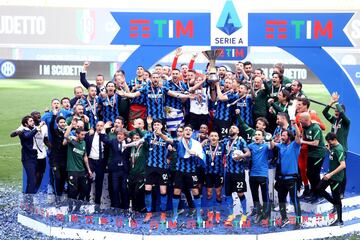 Tras nueve temporadas consecutivas en las que la Juventus se había proclamado campeona de la Serie A, el Inter de Antonio Conte terminó con la tiranía en el calcio de la vecchia signora y el 2 de mayo, después de ganar a domicilio al Crotone, se hizo con el título de la liga italiana once años después del último Scudetto nerazzurro. 