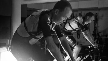 Chris Froome, en el rodillo durante la carrera virtual del equipo Ineos en Zwift.