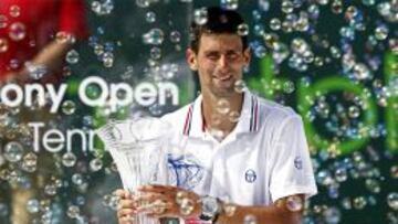 Novak Djokovic posa con el trofeo que le acredita como ganador en Miami.