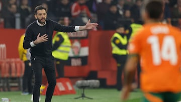 El entrenador del Valencia, Carlos Corberán, durante el partido de la jornada 19 de LaLiga que Sevilla FC y Valencia CF disputan este sábado en el Ramón Sánchez-Pizjuán, en Sevilla. EFE/Julio Muñoz