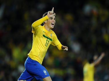 Brasil conquistó su quinto título mundial sub-20 en Bogotá tras una inolvidable final contra Portugal.
Oscar fue el héroe al firmar un triplete en el 3-2 que se resolvió en la prórroga, convirtiéndose en el
primer jugador en hacerlo en una final del torneo. Aquella selección también contó con Casemiro,
Philippe Coutinho y Danilo, mientras que entre los rivales brillaban jóvenes como James Rodríguez,
Isco, Koke, Salah, Griezmann y Lacazette.