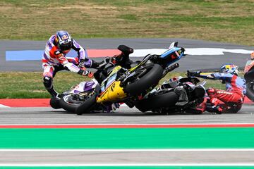 Francesco Bagnaia se quedó en medio de la pista y le pasó una KTM (Binder) por encima de la pierna. Las asistencias médicas le socorrieron de inmediato.