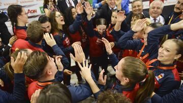 La selecci&oacute;n espa&ntilde;ola de karate celebra sus medallas en la Premier League de Madrid.