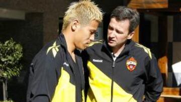 <b>10:30 HORAS. </b>Honda, saliendo ayer del Hesperia rumbo a la clínica.