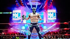 Templario posa con la máscara de Soberano Jr. en el ring de la Arena México.