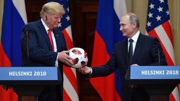 Vladimir Putin entrega el Telstar a Donald Trump durante la cumbre bilateral entre ambos mandatarios en Helsinki.