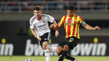 AMDEP737. PEREIRA (COLOMBIA), 05/04/2023.- Jhonny Vásquez (d) de Pereira disputa un balón con César Fuentes de Colo Colo hoy, en un partido de la fase de grupos de la Copa Libertadores entre Pereira y Colo Colo en el estadio Hernando Ramírez Villegas en Pereira (Colombia). EFE/ Ernesto Guzmán