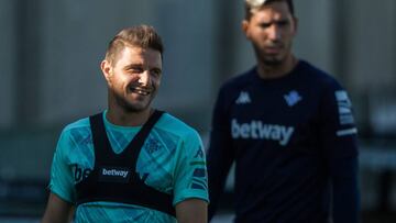 Joaquín, junto a Joel Robles.