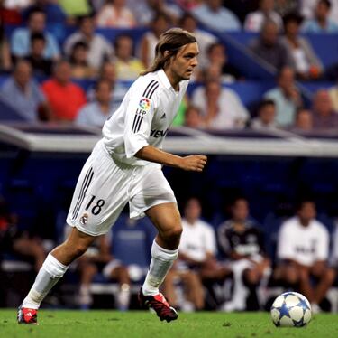 Después de llegar y estar más de un año parado por sus constantes lesiones debutó ante el Athletic con la mala suerte de marcarse un autogol y ser expulsado. Woodgate era, de cualquier manera, uno de los centrales más prometedores de Europa cuando el Madrid de Florentino lo fichó por 18 millones de euros del Leeds. “Sé cómo se siente Bale, yo viví una pesadilla en el Madrid”, dijo el central en una entrevista exclusiva en AS.