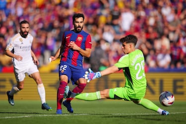 El jugador del FC Barcelona, Ilkay Gundogan, bate al portero del Real Madrid, Kepa, en el 1-0. 