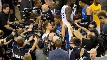 Kevin Durant felicita a Stephen Curry tras el s&eacute;ptimo partido de la &uacute;ltima final del Oeste. Un mes despu&eacute;s se convirtieron en compa&ntilde;ero de equipo.