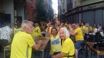 Varias decenas de suecos, en un bar de Sevilla el s&aacute;bado.