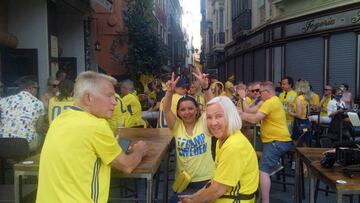 Varias decenas de suecos, en un bar de Sevilla el sábado.