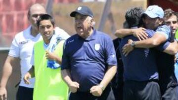 Nelson Acosta celebra con todo al sonar el pitazo final del duelo entre Uni&oacute;n Espa&ntilde;ola  e Iquique, en Santa Laura. 