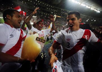 Soccer Football - Peru v New Zealand - 2018 World Cup Qualifying Playoffs - National Stadium, Lima, Peru - November 15, 2017. Peru's players celebrate their victory. REUTERS/Douglas Juarez