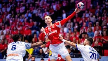 Mathias Gidsel intenta superar a la defensa de Portugal.