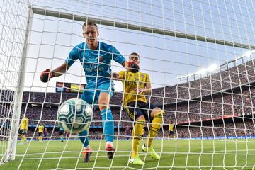 En el minuto 42 de la primera parte al delantero francés le anularon un gol por fuera de juego. 