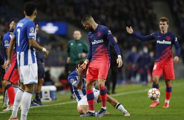 El árbitro Clement Turpin expulsó a Yannick Carrasco tras un incidente con Otavio.