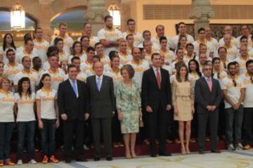 El Rey, junto a la Reina Sofía y el Príncipe Felipe y la Princesa Letizia en el recibimiento a los deportistas olímpicos de Londres 2012.