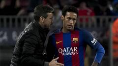 Unzu&eacute; da instrucciones a Neymar durante un partido de LaLiga Santander en el Camp Nou.
 
 