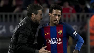 Unzué da instrucciones a Neymar durante un partido de LaLiga Santander en el Camp Nou.