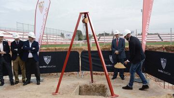 Castro pone la primera piedra de la grada de la Ciudad Deportiva