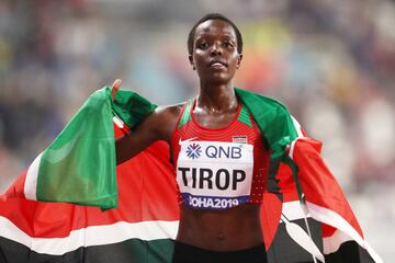 Agnes Jebet Tirop, de 25 años, fue encontrada muerta en su domicilio de Iten (Kenia) tras haber recibido varias puñaladas en el abdomen. Su marido, Emmanuel Rotich, confesó posteriormente la autoría. Tirop era una notable atleta. El pasado 12 de septiembr