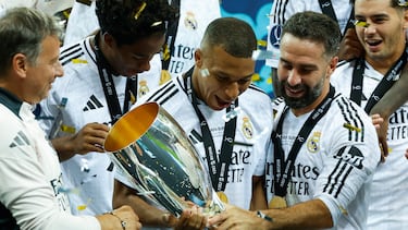 VARSOVIA, 14/08/2024.- El delantero del Real Madrid Kylian Mbappé (c) con el trofeo de campeones tras la disputa de la Supercopa de Europa de fútbol que Real Madrid y Atalanta jugaron este miércoles en el Estadio Nacional de Polonia, en Varsovia.EFE/ Mariscal