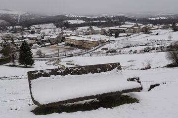 Un banco cubierto de nieve en  Xunqueira de Espadanedo, Ourense, Galicia. La Dirección General de Emergencias e Interior de la Vicepresidencia Segunda de la Xunta ha extendido la alerta naranja por nevadas al sur de Ourense, que se suma a las zonas de montaña de la provincia, donde se esperan acumulaciones de más de 20 centímetros en 24 horas. Además, el Gobierno gallego ha extendido la suspensión del transporte escolar por las previsiones de nieve y fuertes rachas de viento a lo largo de hoy, provocando que más de 500 menores no puedan acudir a clase. La cota de nieve irá bajando con el paso de las horas y podría situarse en los 300 metros.