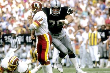 El miembro del Sal¨®n de la Fama de la NFL jug¨® de 1981 a 1993 en los Raiders. En su carrera, el defensive end, gan¨® un Super Bowl, fue elegido ocho veces al Pro bowl, tres selecciones al primer equipo del All-Pro y un premio al Jugador Defensivo del A?o.