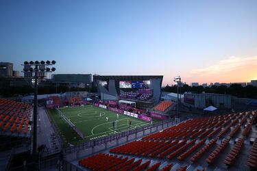 El fútbol 5 se juega en un campo que mide 40m x 20m, con vallas de 1 metro de altura a lo largo de las líneas laterales para evitar que los jugadores y la pelota salgan del campo de juego. 